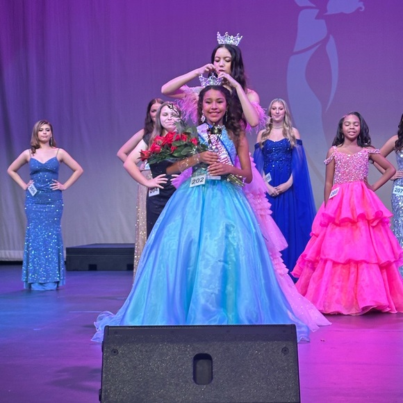 evening gown pageant dress unaltered not going outside of poshmark - Picture 4 of 6